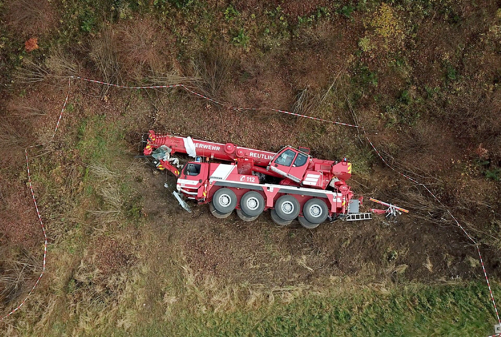 Der umgestürzte und auf der Seite liegende Feuerwehrkran bei Pfronstetten.
