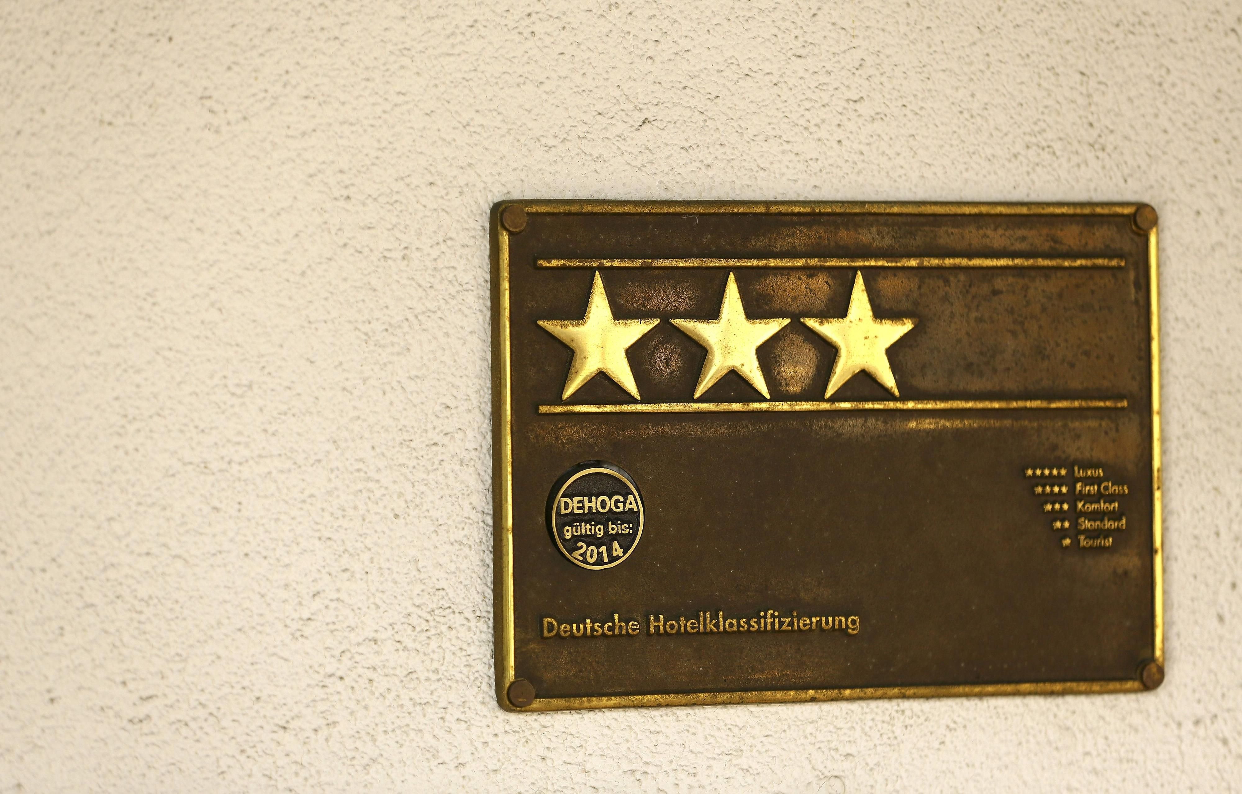 Schild am Eingang eines Drei-Sterne-Hotels