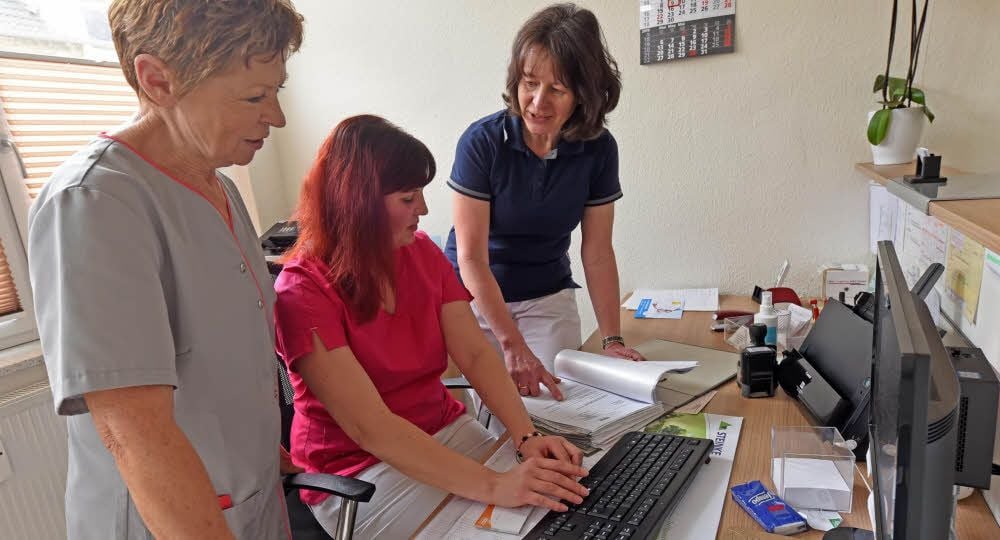 Heidrun Rählert, Cati Gohla und Diplom-Medizinerin Christiane Girschick sind das neue Praxisteam in Gatersleben.