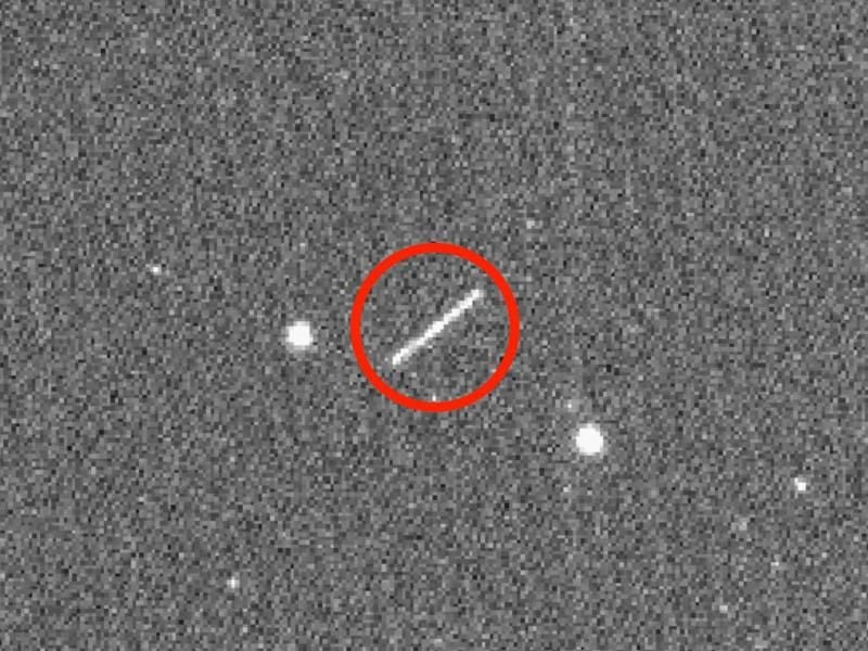 Dies ist das erste Bild des Asteroiden „2020 QG” (M, eingerahmt in einem roten Kreis), das von der Zwicky Transient Facility (ZTF) von Caltech aufgenommen wurde. Foto: -/ZTF/Caltech Optical Observatories /dpa