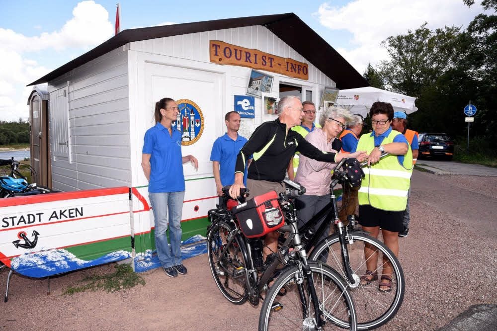 Wo geht’s lang? An der saisonalen Touristeninformation in Aken an der Elbe treffen Radfahrer auf ortskundige Helfer.