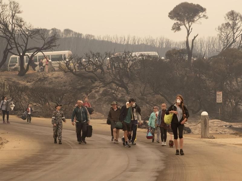 Im Südosten Australiens herrscht Katastrophenalarm: Tausende Menschen sind auf der Flucht vor den verheerenden Buschbränden. Foto: Pois Helen Frank/Royal Australian Navy/AP/dpa