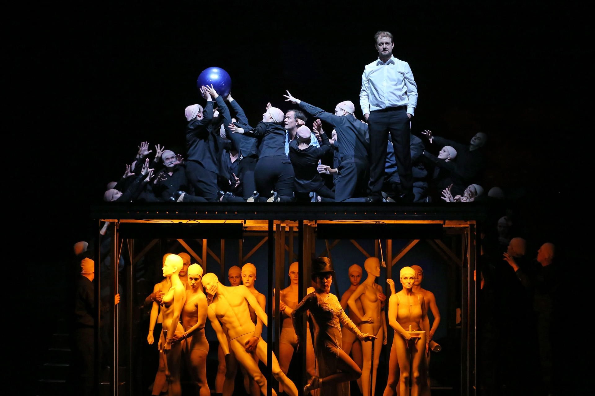 0910 Sven Brormann (als Mephistopheles), Dirk S. Greis (als Faust 2), Ballettensemble des Anhaltischen Theaters Dessau, Opernchor des Anhaltischen Theaters Dessau