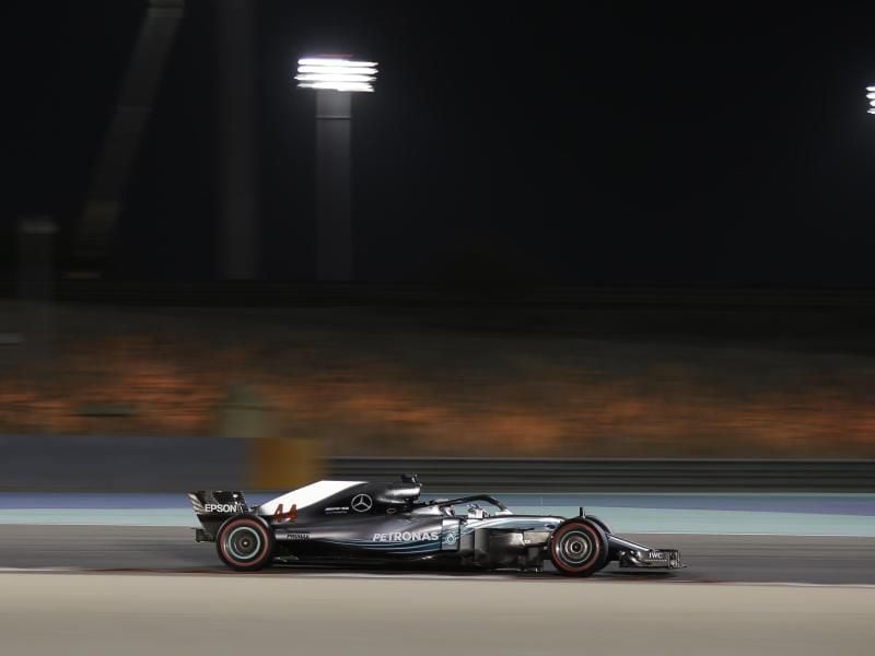 Lewis Hamilton wird beim Start zum Rennen in Bahrain fünf Plätze zurückgesetzt. Foto: Luca Bruno