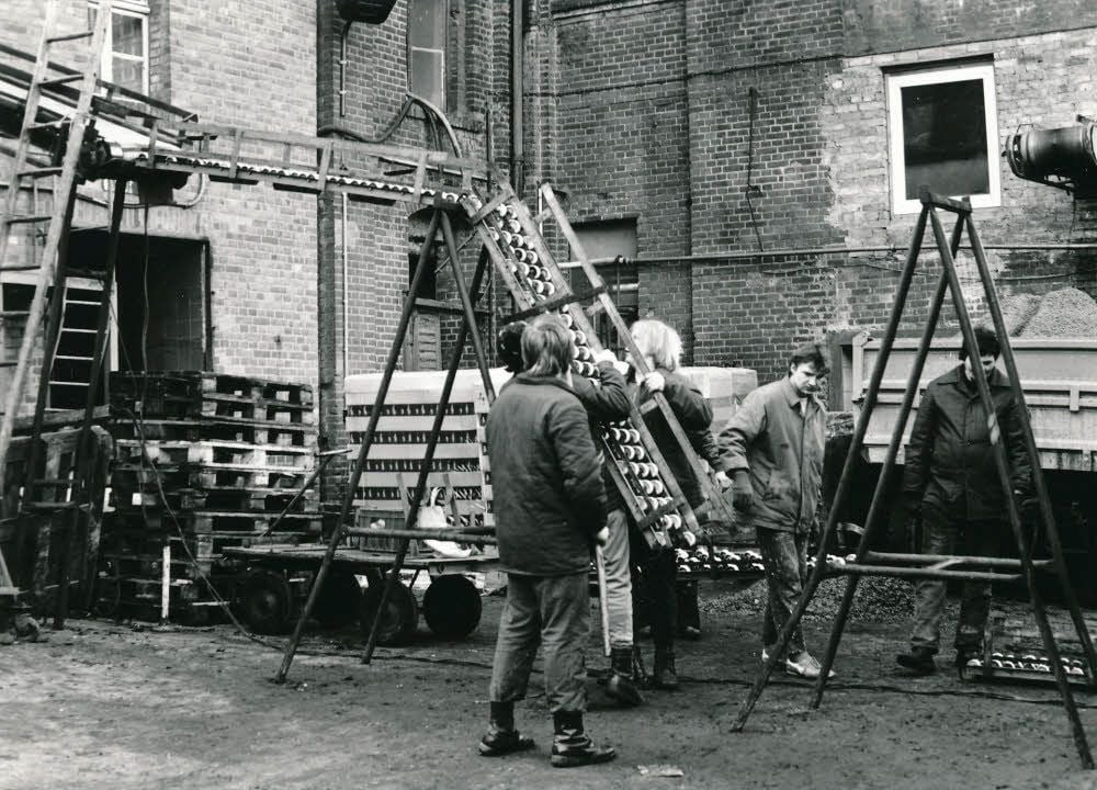 Brauerei-Mitarbeiter bauen ein Laufband zusammen.