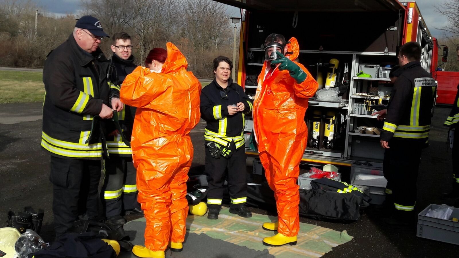 In Schutzanzügen beseitigen Einsatzkräfte das Pulver.