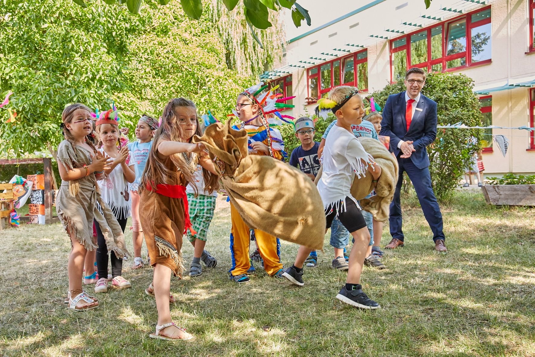 Beim Indianerfest der Kita „Friedrich Fröbel“ musste beim Sackwerfen kräftig zugepackt werden.