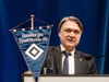 Dietmar Beiersdorfer spricht auf einer Mitgliederversammlung. Foto: Markus Scholz/Archiv