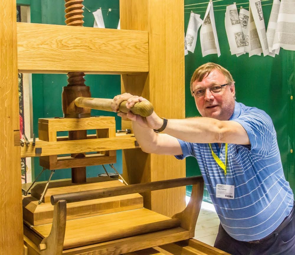 Serge Fornerod im Schweizer Pavillon der Weltausstellung Reformation bedient die Druckerpresse. Das so entstehende Unikat des Neuen Testaments der Zürcher Bibel wird im September der Stadt Wittenberg übergeben.