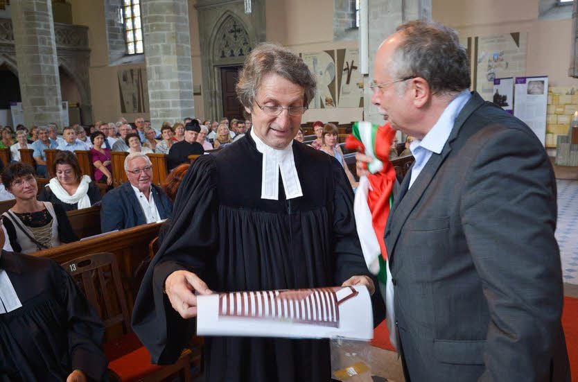 Von Andres Schindler (r.) bekam Dietrich Lauter eine Ruhebank zum Abschied, erstmal als Foto. Das Original wird noch geliefert.