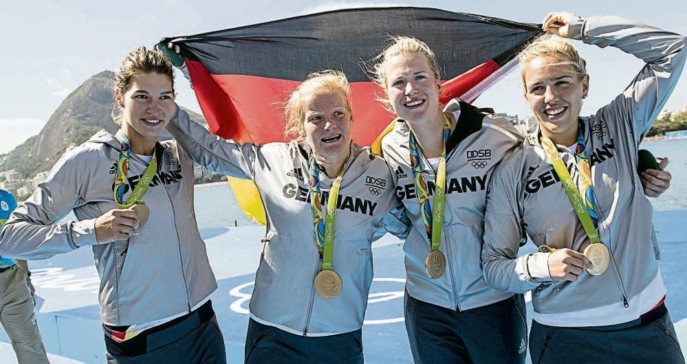 Julia Lier (2. v.r.) feiert mit ihren Teamkolleginnen Carina Bär, Annekatrin Thiele und Lisa Schmidla (v.l.) in Rio ihre Goldmedaille im Doppelvierer.