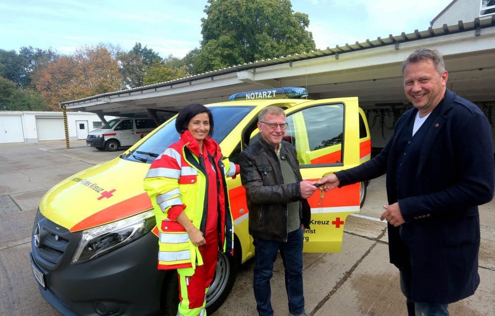 Mario Kleinschmidt (rechts), Bereichsleiter in der gemeinnützigen Rettungsdienst GmbH, übergab den Schlüssel im Beisein der diensthabenden Fahrerin Mariann Lehmann-Kolozsvari an den Leiter der Rettungswache Jessen, Detlef Langer.