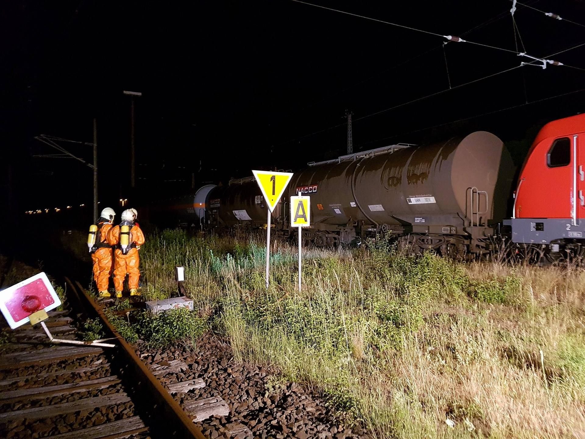Am Bahnhof in Angersdorf ist Dienstagnacht ein Tankwagen mit Natriumhydroxid-Lösung leckgeschlagen.