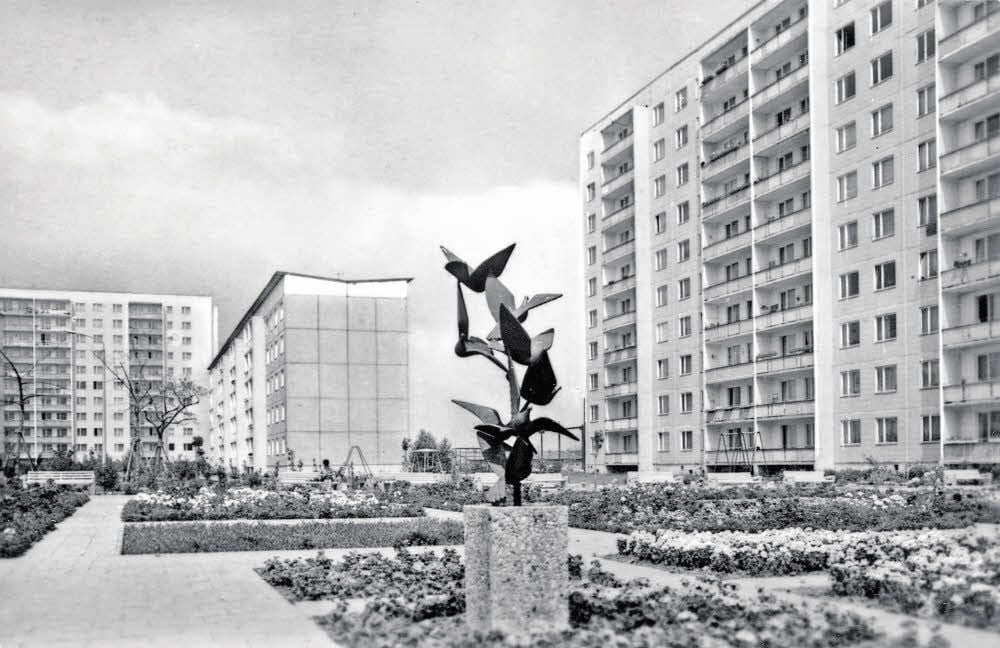 Diese alte Postkarte zeigt den Taubenbrunnen, der das Symbol des Stadtwappens aufnimmt, Derzeit ist der Brunnen defekt. Er soll 2021 wieder in Betrieb gehen.