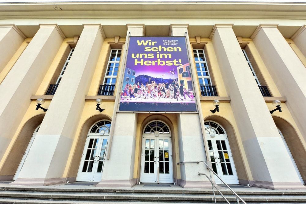 Die Vorbereitungen für die neue Spielzeit laufen. Verkündet wird: „Wir sehen uns im Herbst!“.