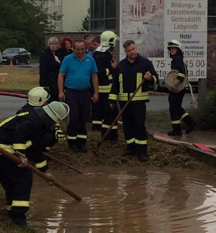 Ein Graben am Kloster Helfta war voll mit Wasser und Schlamm. Die Feuerwehr musste den Durchlauf frei machen, damit das Wasser ablaufen konnte.