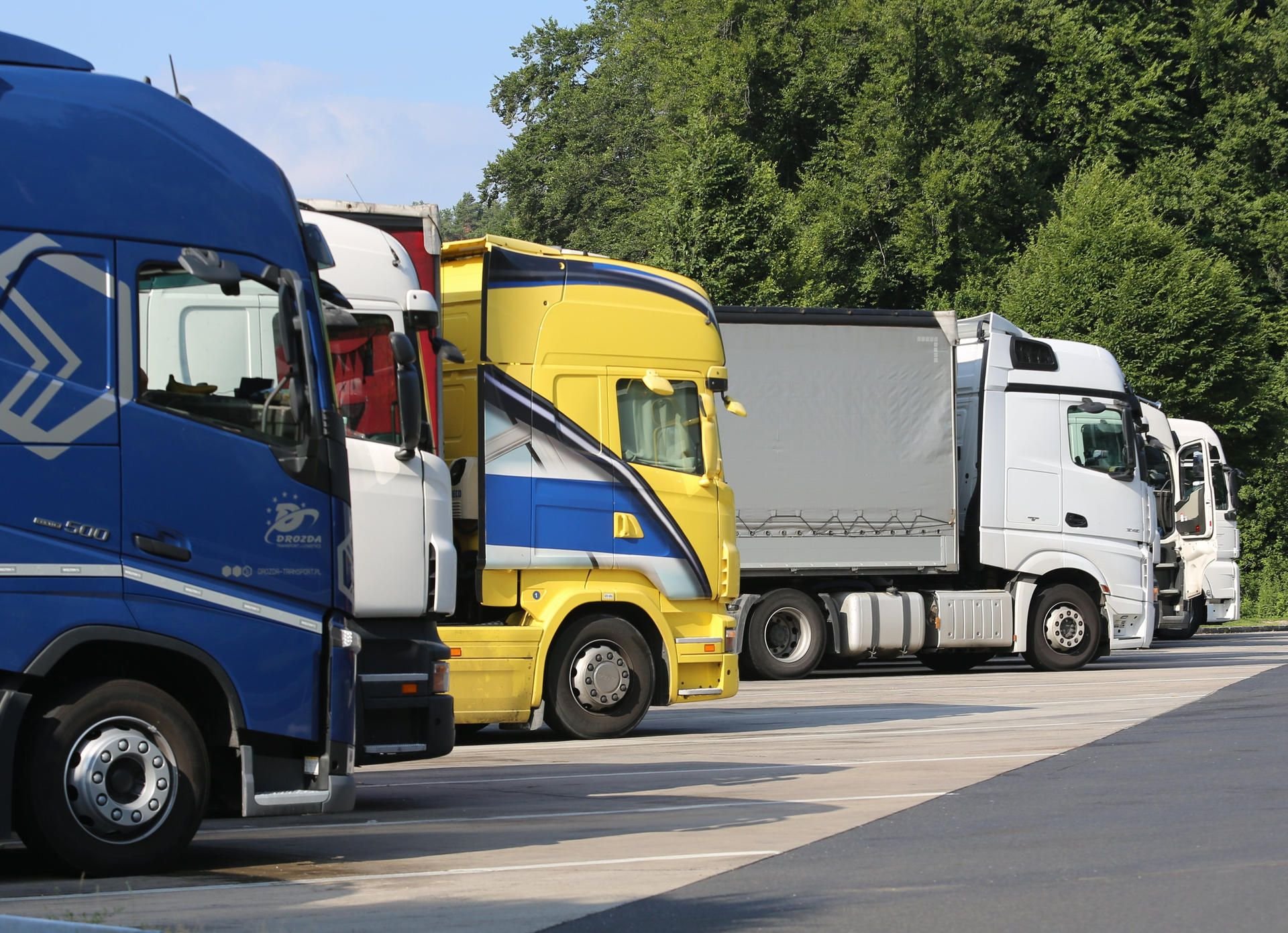 Mit den Ferien beginnt auch das samstägliche Fahrverbot für Lkws (Symbolbild)