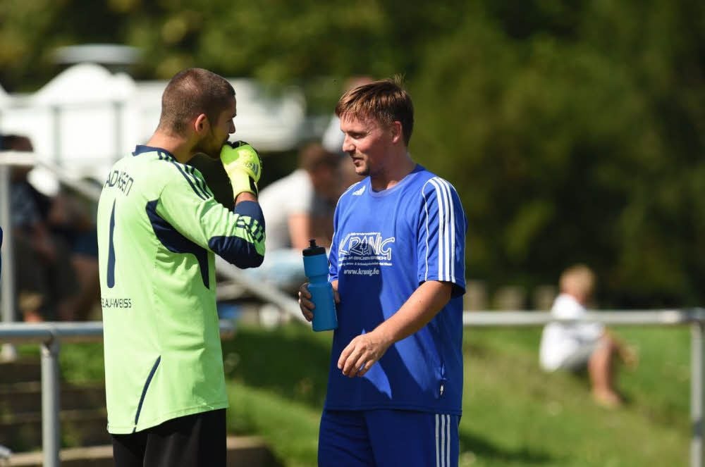 Torwart Jamie Ehrhardt und Spielertrainer Marc Eschrich (hier eine frühere Aufnahme) freuen sich über den klaren 4:0-Sieg der Bad Kösener im Kreisoberliga-Spitzenspiel beim VfB Nessa.