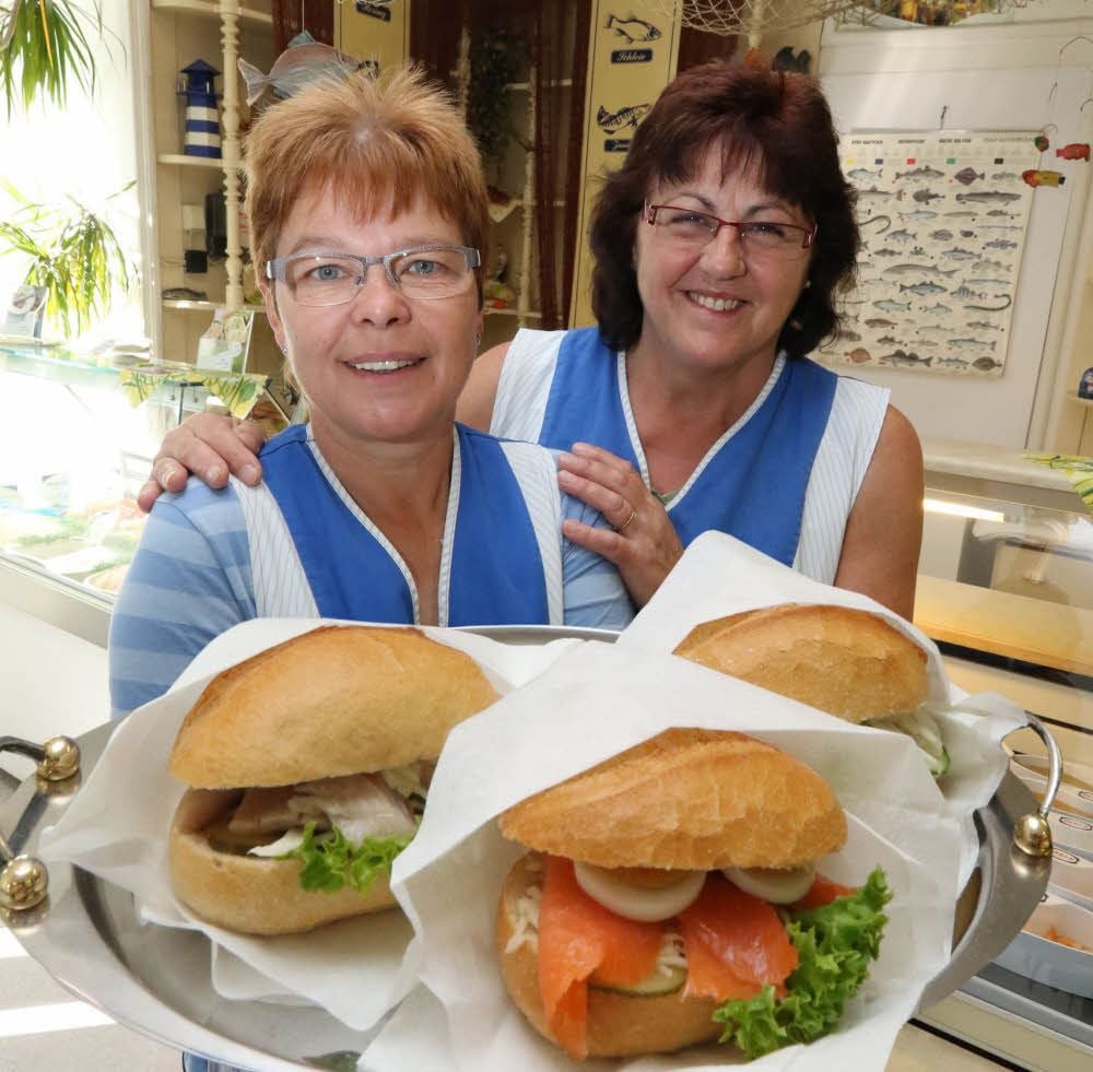Kathrin Launicke und Elke Dauer mit den Rennern des Geschäfts: den Fischbrötchen.
