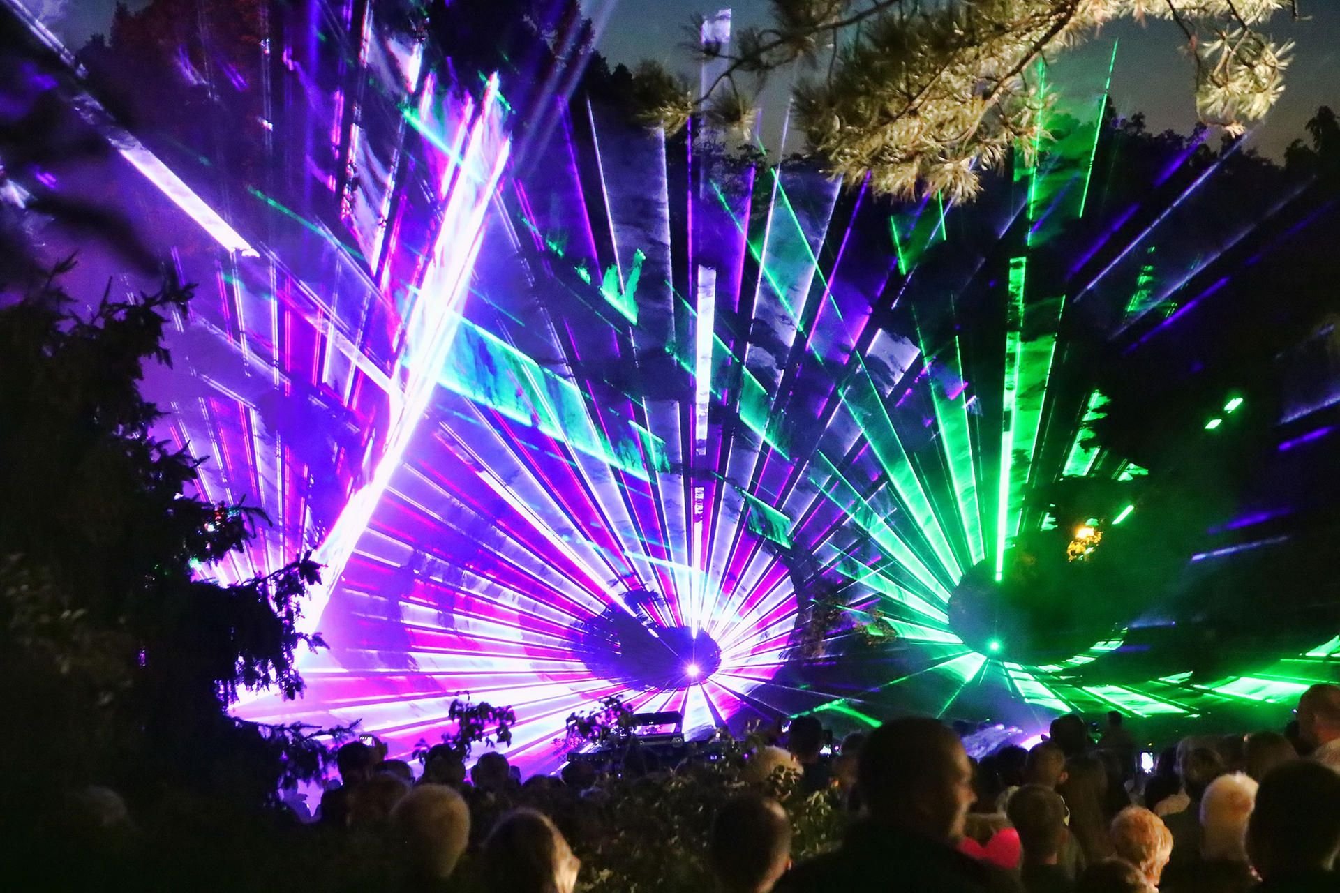 Mehr als 6.000 Lichter haben das Rosarium in Sangerhausen am Samstagabend in einen Lichtergarten verwandelt.