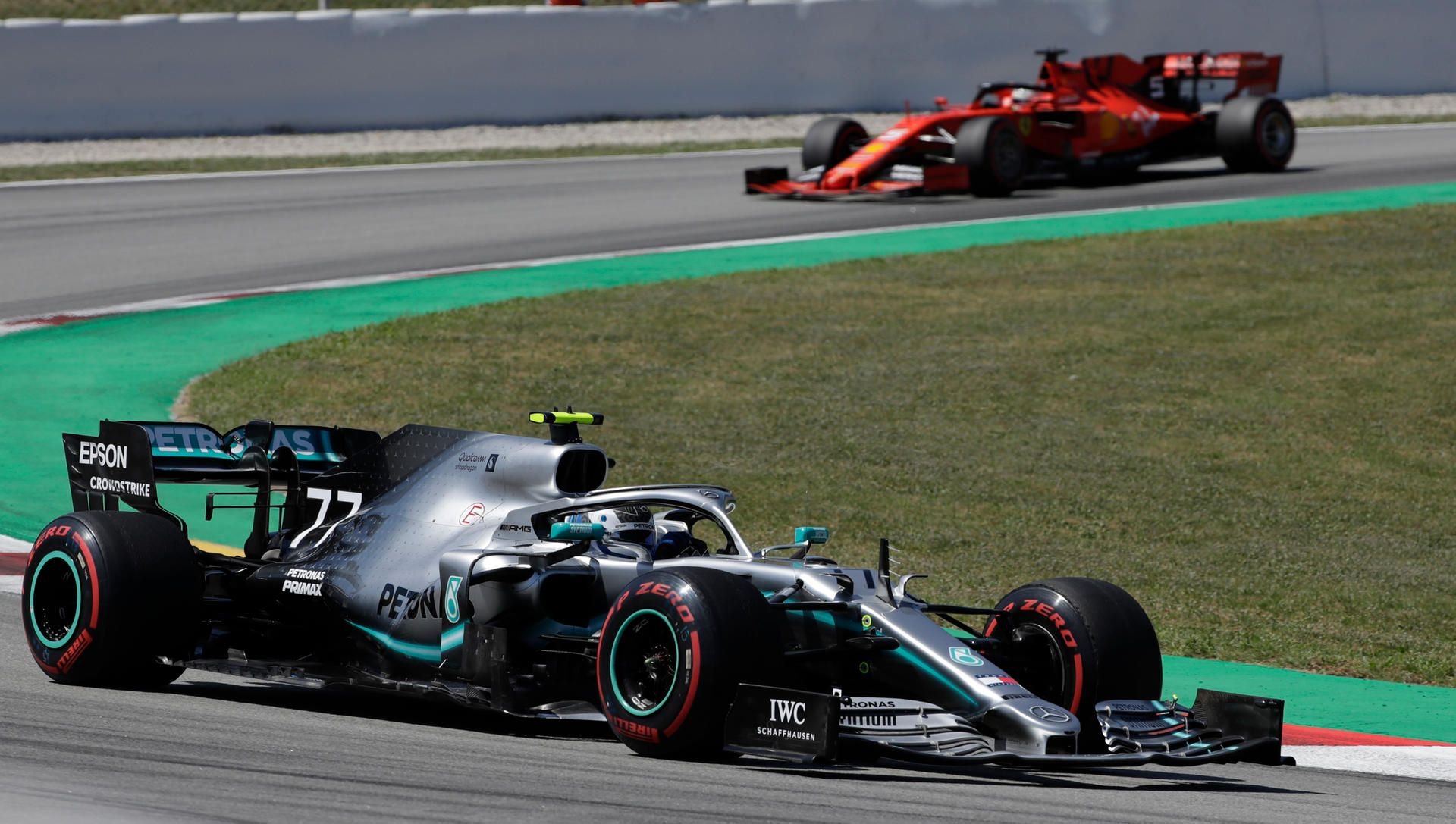 So nah war Ferrari dem Konkurrenten selten: Valtteri Bottas im Mercedes und Sebastian Vettel.