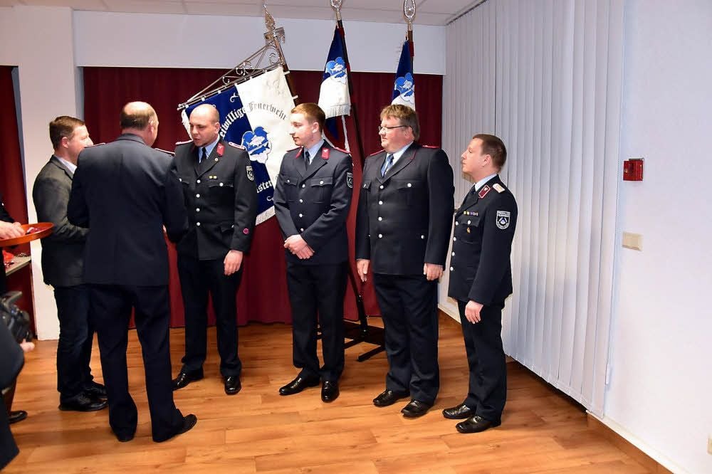 Befördert wurden Torsten Boje zum Löschmeister, Steven Grigat und Steffen Kase zu Feuerwehrmänner sowie Wehrleiter Marcel Rückert (von links) zum Hauptbrandmeister. Die Ehrungen nahmen Zahna-Elsters Bürgermeister Peter Müller (Freie Wähler) sowie der stellvertretende Wehrleiter Jens Wolter vor.
