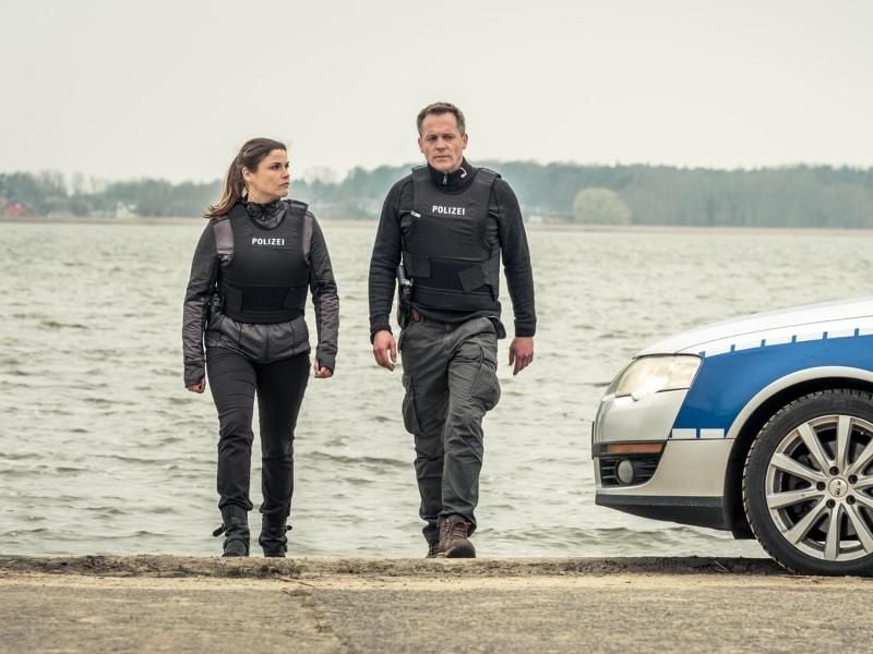 Thomas Jung (Johannes Zirner) und Nina Petersen (Katharina Wackernagel) verlassen den Ort des Showdowns. Foto: Gordon Timpen/ZDF/dpa