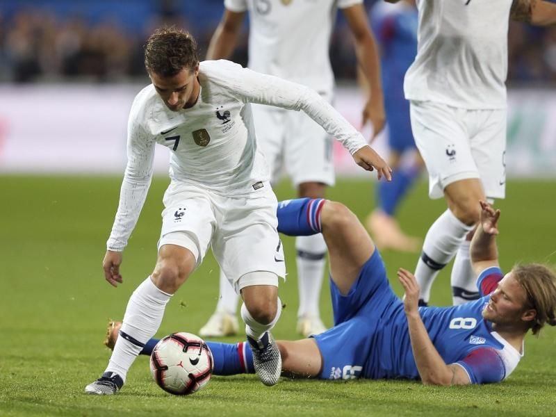 Der Franzose Antoine Griezmann (l) im Zweikampf mit dem Isländer Birkir Bjarnason. Foto: David Vincent/AP
