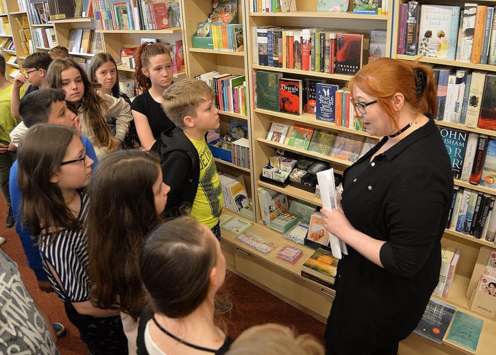 Franziska Wieshammer macht den Schülern Lust auf Lesen.