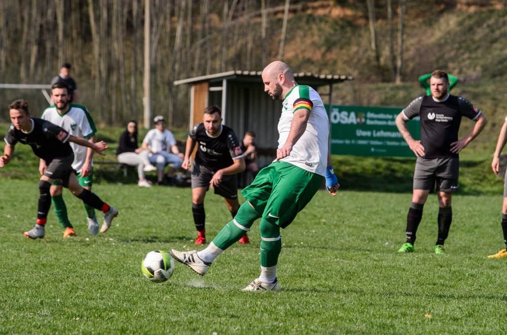 Der Löbitzer Sebastian Hüttig erzielt per Strafstoß den Treffer zum 2:2-Endstand im Heimspiel gegen Eintracht Theißen. Zuvor hatte David Naujoks für die Wethautaler getroffen.