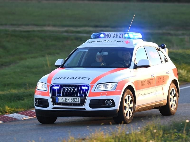 Ein Notartzwagen fährt mit Sondersignal durch einen Kreisverkehr. Foto: Patrick Seeger/dpa/Symbolbild