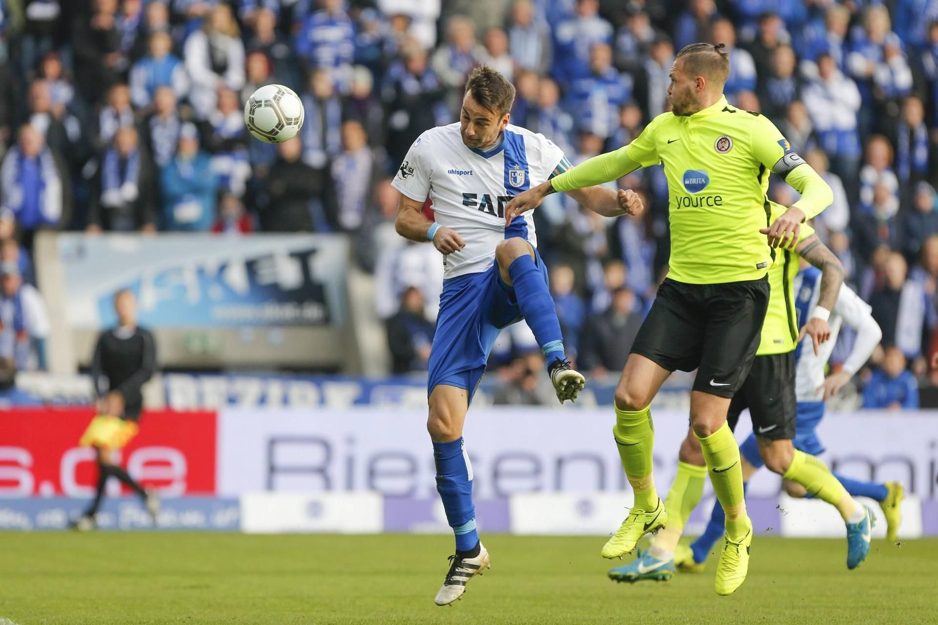 Christian Beck (l.) köpft ein Abseitstor gegen Wehen Wiesbaden.