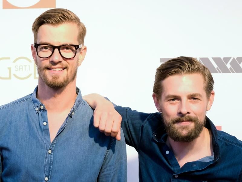 Joko Winterscheidt (l) und Klaas Heufer-Umlauf bleiben ihrem Stammsender treu. Foto: Axel Heimken