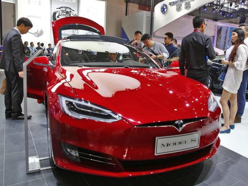 Ein Tesla S steht bei der Auto China 2016 Motor-Show. Neben China gehört auch Norwegen zu den Treibern der Elektromobilität. Foto: Wu Hong