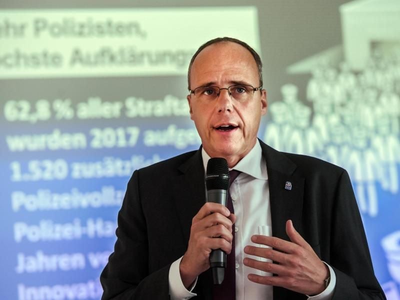 Peter Beuth (CDU), hessischer Innenminister, stellt die Sicherheitsinitiative den Kommunalen Vertretern vor. Foto: Andreas Arnold/Archiv