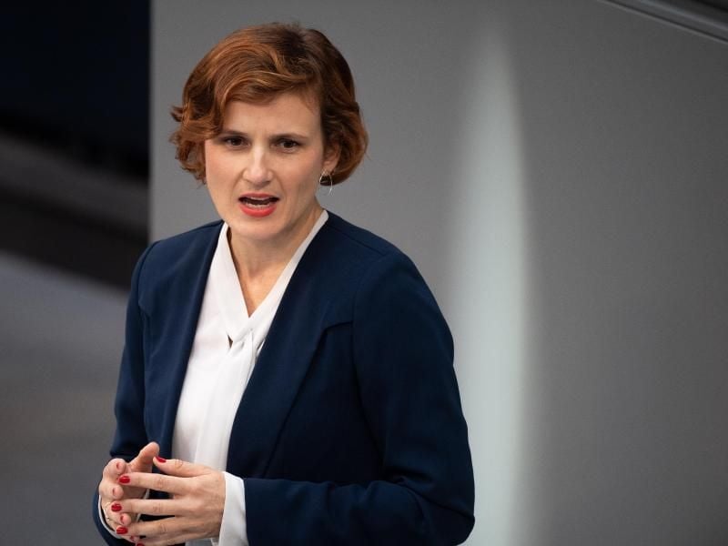 Katja Kipping (Die Linke), Parteivorsitzende, spricht während einer Sitzung des Deutschen Bundestags. Foto: Fabian Sommer/Archiv