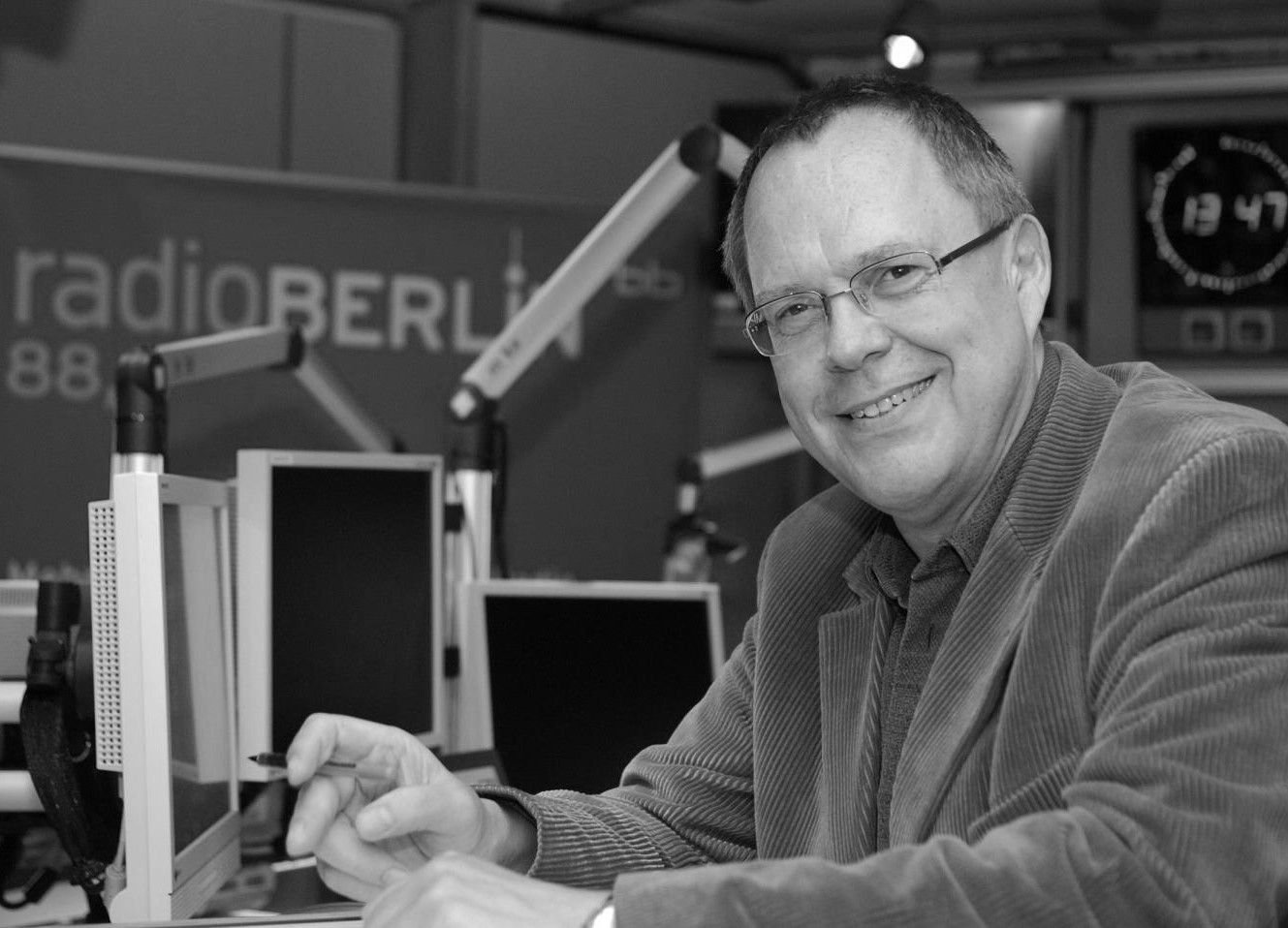 Jürgen Jürgens, langjähriger Musikchef von radioBerlin 88,8 vom Rundfunk Berlin-Brandenburg und Moderator der Hörer-Hitparade "Hey Music" starb am 21. Mai 2018.
