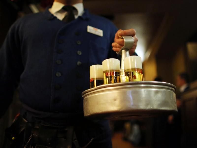 Vor allem kleine Unternehmen, die auf die Gastronomie angewiesen sind, trifft die Krise - etwa Kölsch-Brauereien. Foto: Oliver Berg/dpa