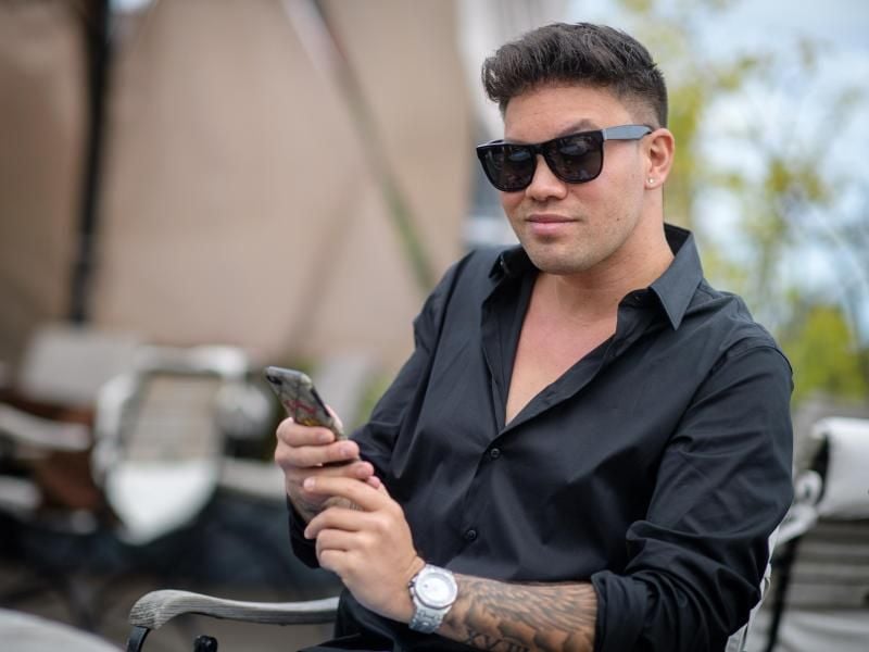 Das Auto ist geparkt - und so gibt es für Kay One kein Problem mit dem Handy. Foto: Matthias Balk