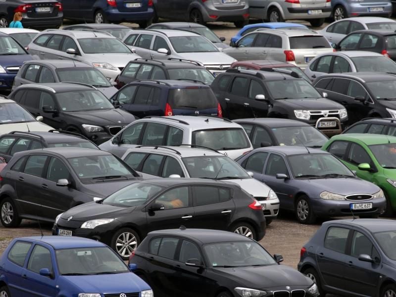 Auch wer sich auf einem Parkplatz befindet sollte nicht achtlos die Tür aufreißen. Andernfalls muss er unter Umständen für Unfallschäden haften. Foto: Bernd Wüstneck/dpa-Zentralbild/dpa