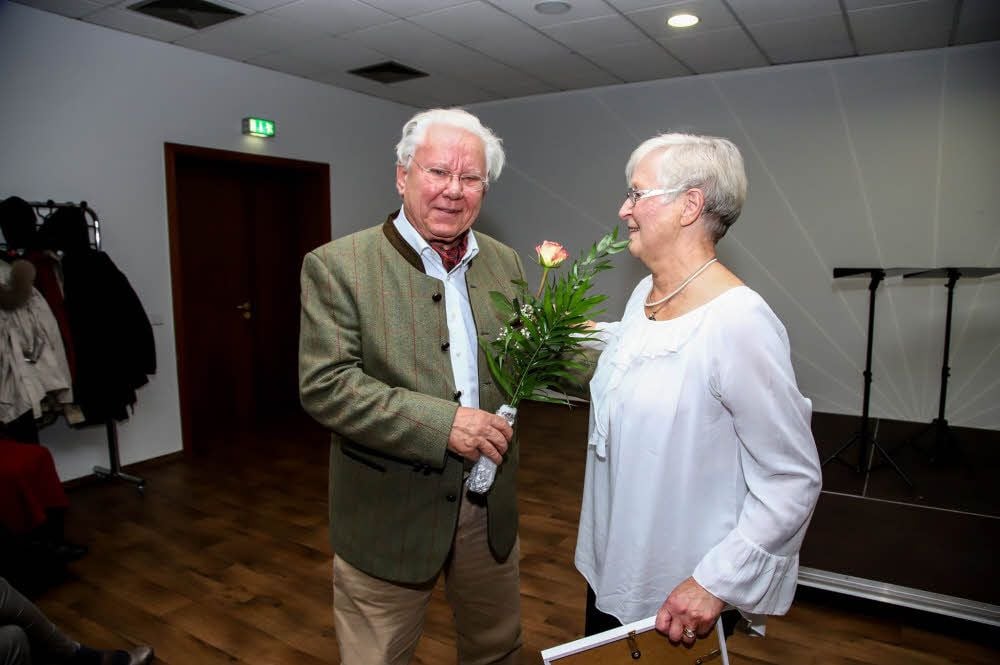 Sag’s mit Blumen: Konzertveranstalterin Erdmute Peuker, Kulturförderer Horst Sandner