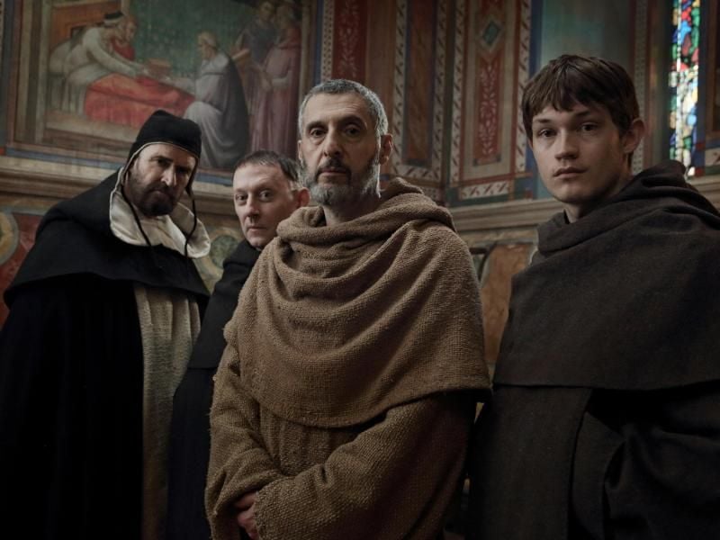 John Turturro (m.) als William von Baskerville und Damian Hardung (r) als Adson von Melk in einer Szene der achteiligen Serie „Der Name der Rose”. Foto: 11 Marzo Film/Palomar/TMG/SKY