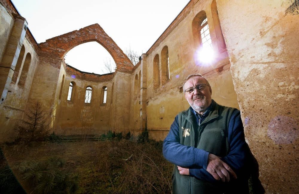 Ortsbürgermeister Rainer Poppe im Innern der Reinsdorfer Kirchenruine - das verbliebene Mauerwerk muss dringend gesichert werden, damit das Gotteshaus wieder für Veranstaltungen genutzt werden kann. 12.200 Euro sind laut einem Gutachten dafür nötig.