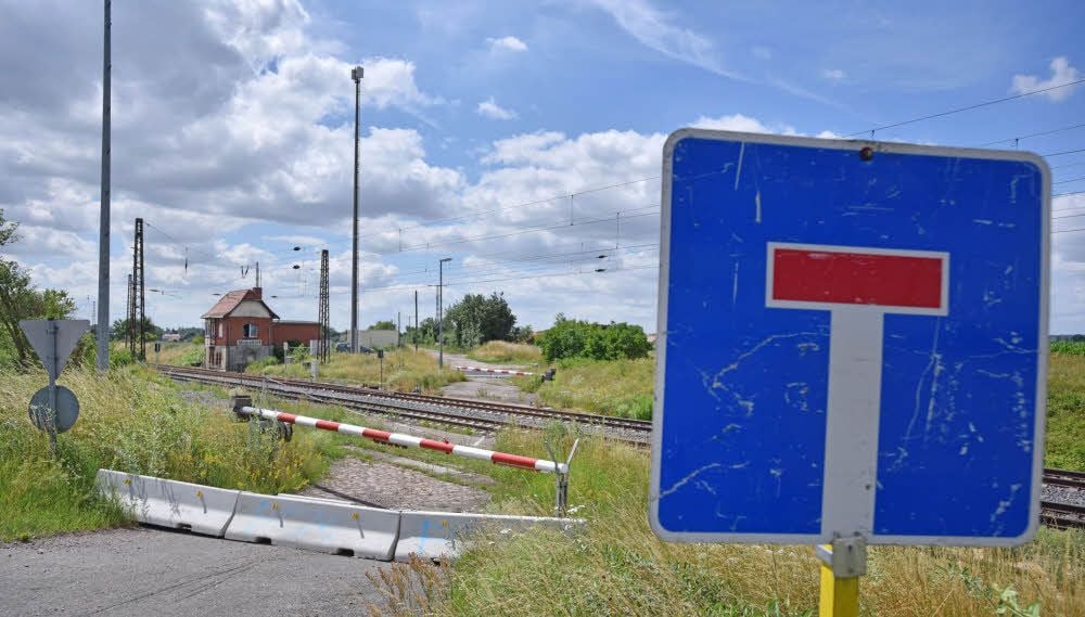 Doppelte Barriere: Schon jetzt gibt es an dem Bahnübergang bei Stumsdorf kein Durchkommen mehr.