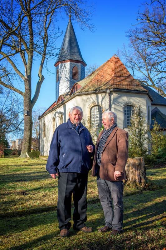 Kirchenältester Lutz Schiemann (l.) und Karl Heinz Mittelbach kennen Diemitz und seine Bewohner wie kaum ein anderer.