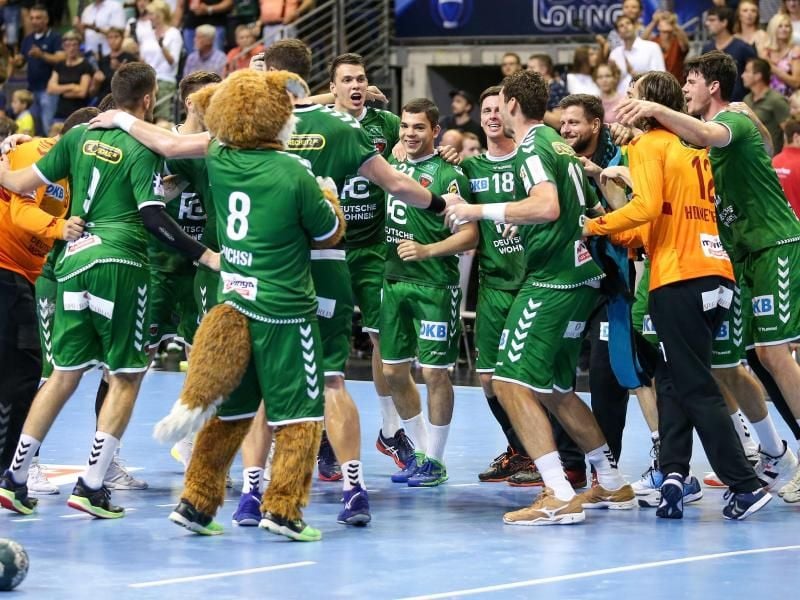 Die Füchse jubeln nach dem Sieg gegen den HC Erlangen. Foto: Andreas Gora