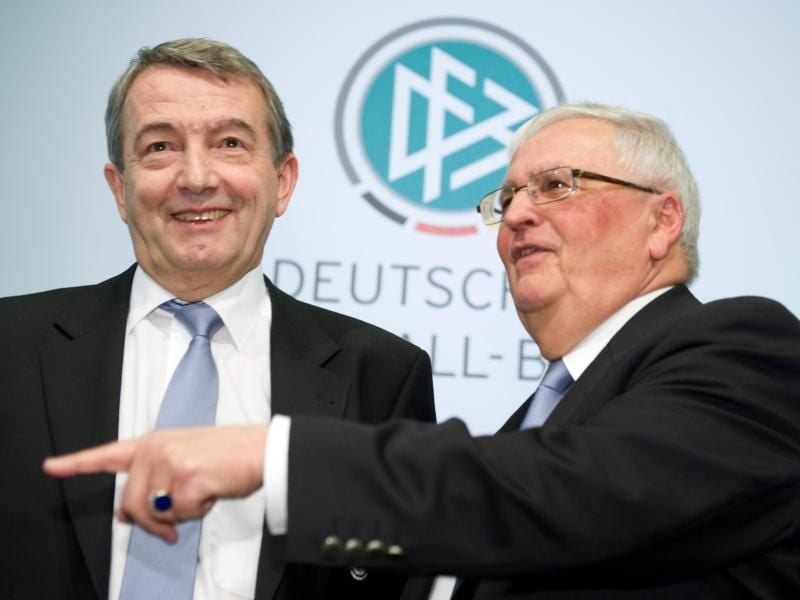 Gegen Theo Zwanziger (r) und Wolfgang Niersbach wird Anklage wegen Steuerhinterziehung erhoben. Foto: Arne Dedert