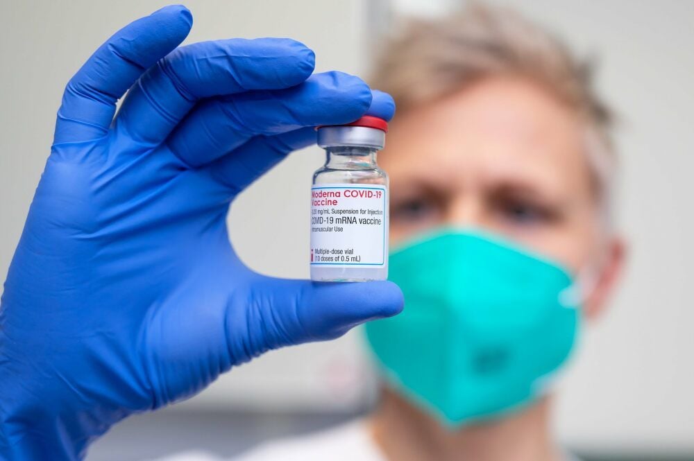 Krankenpflegerin Dagmar Wieland Dagmar hält eine Ampulla mit dem Moderna-Wirkstoff. Zehn Impfungen sind aus dem Fläschen möglich.