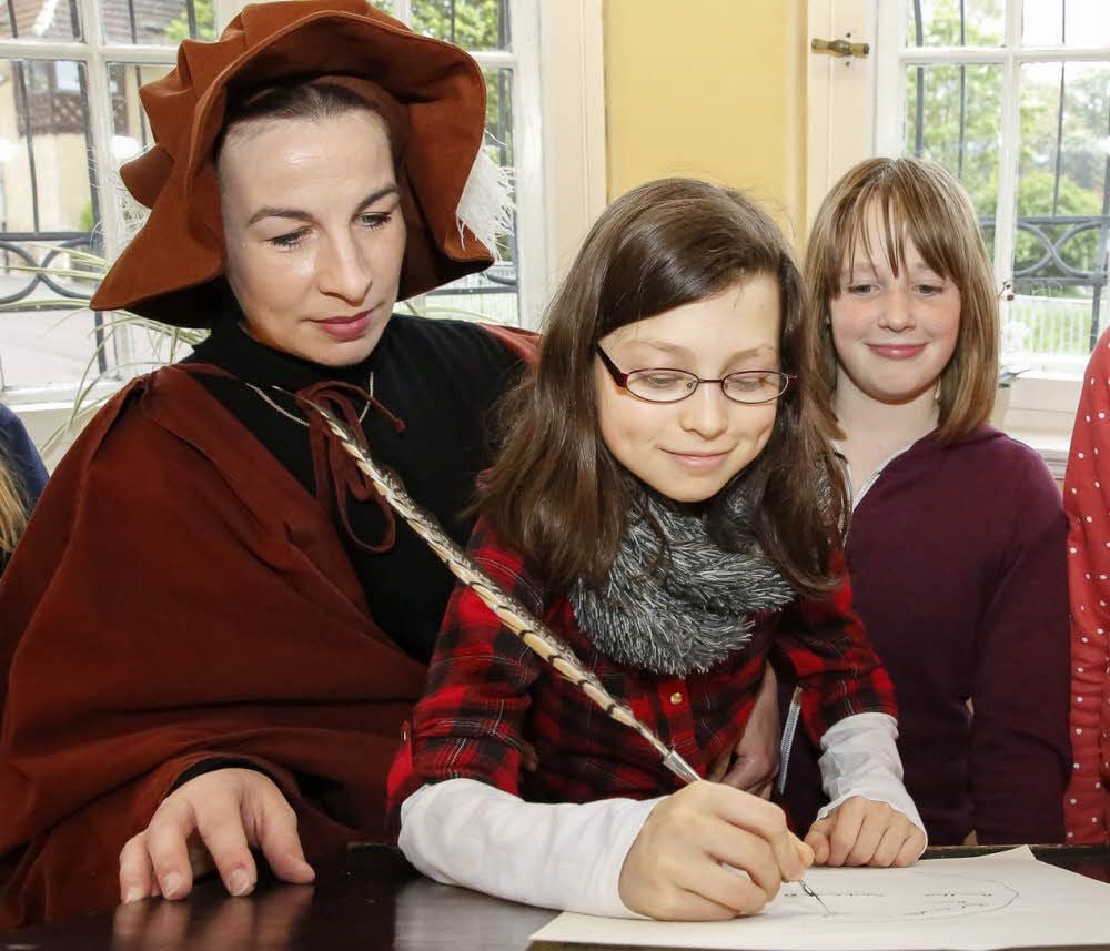 Cathleen Aulbach (links) zeigt Isabel Archleb und Frederike Brendler die Freuden des Schreibens.