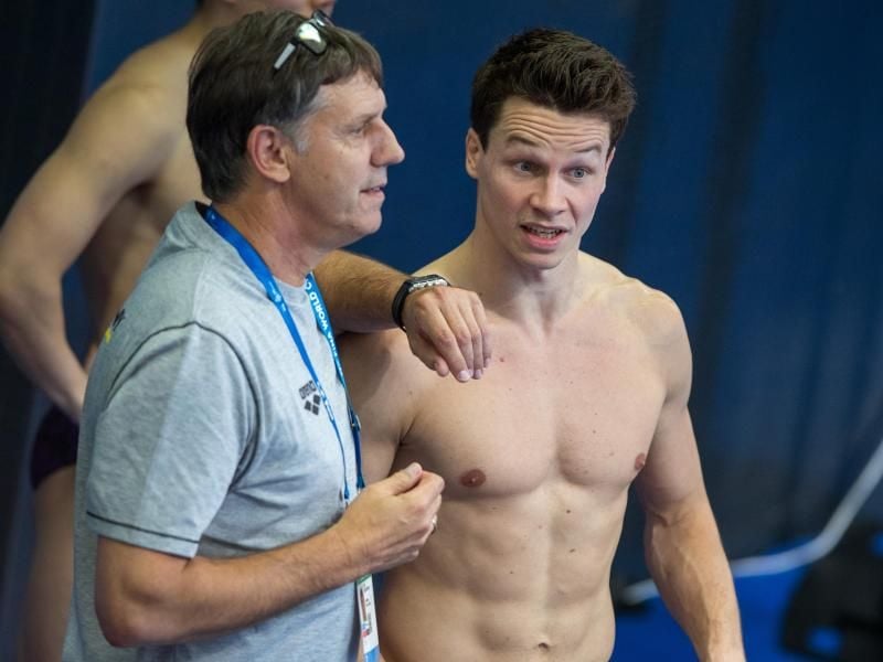 Rekordeuropameister Patrick Hausding und Wassersprung-Bundestrainer Lutz Buschkow. Foto: Jens Büttner